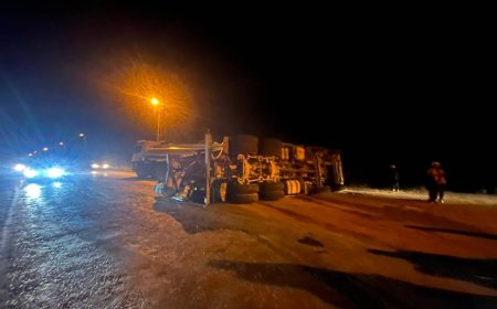 Manavgat’ta Beton Mikseri Devrildi: Sürücü Yaralandı