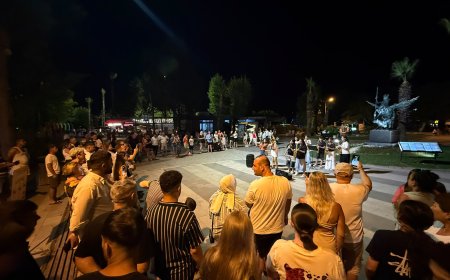 Kemer Sokaklarında Müzik Rüzgarı: Gençlik Orkestrası Vatandaşlardan Büyük Alkış Aldı