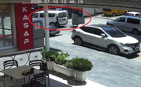 Serik’te İlginç Kaza: Yokuş Aşağı Yuvarlanan Çöp Konteyneri Araca Çarptı