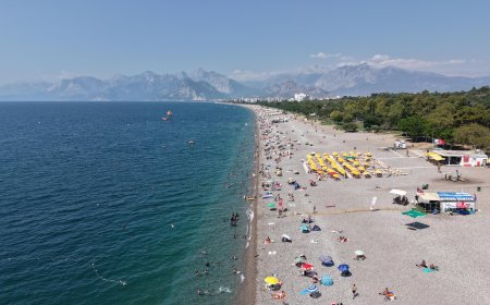 Antalya’da Sıcaklık 34 Dereceyi Gördü, Konyaaltı Sahili Doldu Taştı