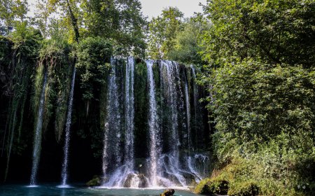 Antalya’nın Doğal Mirası Düden Şelalesi Yaz Sezonunda Ziyaretçi Akınına Uğruyor