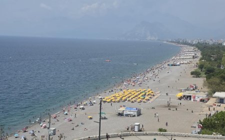 Konyaaltı Sahili’nde Yaz Yoğunluğu: Antalyalılar ve Tatilciler Denizin Tadını Çıkardı
