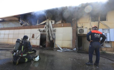 Antalya’da Depo Yangını Paniği: Alevler Bitişik İş Yerlerine Sıçradı