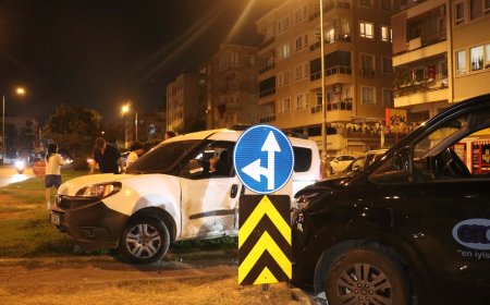 Antalya’da Işık İhlali İddiası Kazaya Yol Açtı: Hafif Ticari Araç Hurdaya Döndü, 3 Yaralı