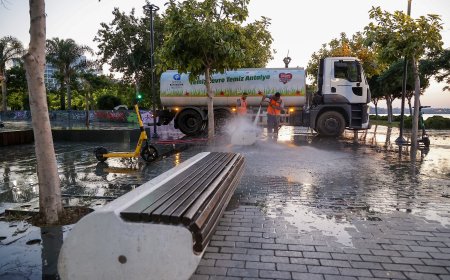 Büyükşehir’den Konyaaltı Sahili’nde 7/24 temizlik seferberliği