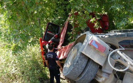 Manavgat’ta kum yüklü çekici dere yatağına devrildi: Sürücü itfaiye ekiplerince kurtarıldı
