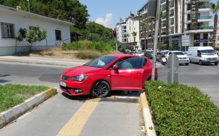 Manavgat'ta kontrolden çıkan otomobil yaya geçidine çıktı: 2 yaralı