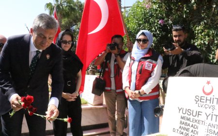 Antalya'da 15 Temmuz şehidi Muhammet Oğuz Kılınç kabri başında dualarla anıldı