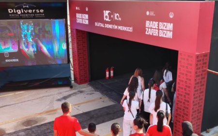 Antalya'da 15 Temmuz Dijital Deneyim Merkezi ziyaretçilerini ağırlıyor