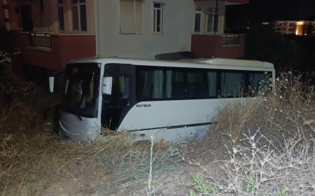 Manavgat'ta midibüs ile otomobil çarpıştı: 6 yaralı, yardım için duran midibüs şarampole düştü