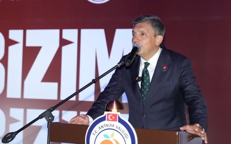 Antalya'da 15 Temmuz'un 10. Yılında Demokrasi Nöbeti: Cumhuriyet Meydanı'nda Duygu Dolu Anma