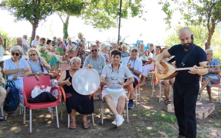 Muratpaşa'da yaşlılar Türk Halk Müziği korosunda buluşuyor