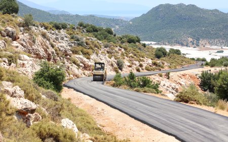 Antalya Büyükşehir'den Demre-Kaş grup yoluna sıcak asfalt yatırımı