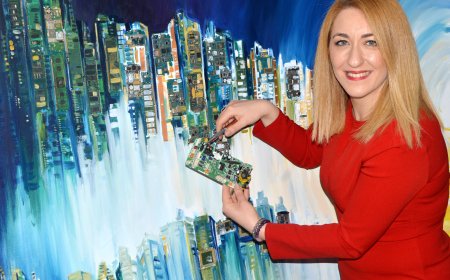 Antalyalı ressam elektronik atıkları sanat eserine dönüştürüyor