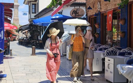 Antalya'da 36 derecede ilginç görüntü! Uzak Doğulu turistler yüzlerini tamamen kapattı.
