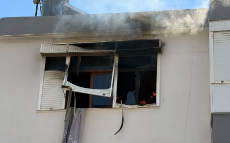Serik'te 3 katlı binada yangın: Ev sahibi ve itfaiye eri dumandan etkilendi