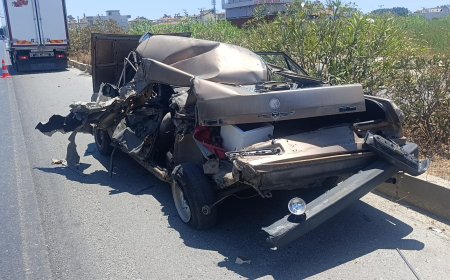 Manavgat'ta kamyon emniyet şeridindeki otomobile çarptı! Sürücü camdan atlayarak kurtuldu