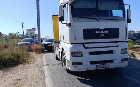 Manavgat'ta KGYS Direğine Çarpan Hafif Ticari Araç Sürücüsü Yaraland