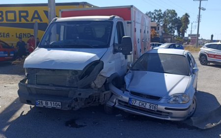 Manavgat'ta Otomobil ile Kamyonet Çarpıştı: Anne ve Oğlu Yaralandı