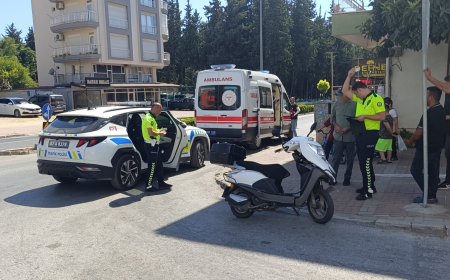 Manavgat'ta Motosiklet ile Otomobil Çarpıştı: 2 Kişi Yaralandı