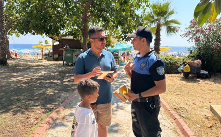 Alanya Emniyeti'nden Güvenli Turizm Hamlesi: 4 Dilde Kent Haritası Turistlere Dağıtılıyor
