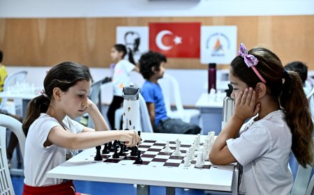Muratpaşa'da Çocuklar Satranç Eğitimiyle Turnuvalara Hazırlanıyor