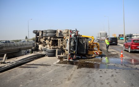 Antalya'da Beton Pompası Kamyonu Üst Geçitte Asılı Kaldı: Sürücü Yaralandı
