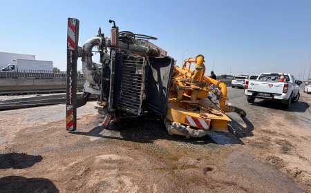 Antalya'da Beton Pompası Kamyonu Üst Geçitte Asılı Kaldı: Sürücü Yaralandı