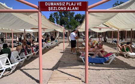 Kemer'de Dumansız Plaj Dönemi Başladı: 5 Bin İzmaritten Caretta Caretta Heykeli
