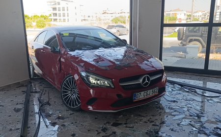 Manavgat'ta İki Otomobil İş Yerine Daldı! Facia Son Anda Önledi