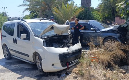 Manavgat'ta Kafa Kafaya Çarpışma! Hafif Ticari Araç Sürücüsü Yaralandı