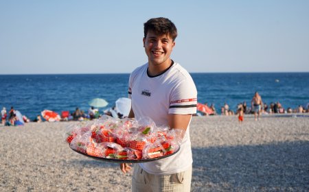 Antalya'da Yörük Geleneğini Yaşatan "Karpuz Sandviç" Sıcakta Bunalanların Gözdesi Oldu