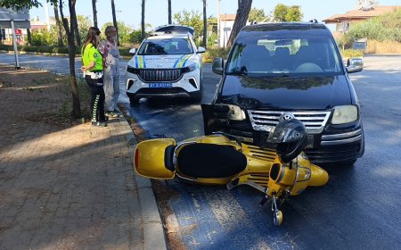 Manavgat'ta Hafif Ticari Araç Motorlu Bisiklete Çarptı: 1 Yaralı