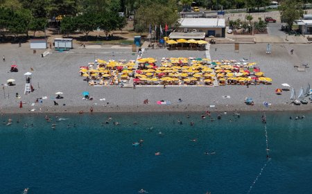 Antalya'da Hissedilen Sıcaklık 44 Dereceye Ulaştı! Konyaaltı Sahili Doldu, Belediyelerden Kritik Uyarı