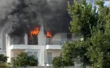 Antalya'da Apartman Dairesinde Korkutan Yangın! Alevler Üst Kata Sıçradı