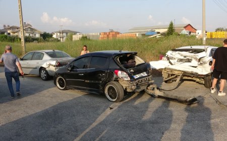 Manavgat'ta Tur Minibüsü ve 3 Otomobil Çarpıştı: 6'sı Hollandalı Turist 7 Yaralı