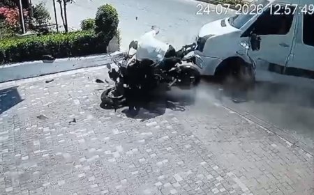 Manavgat'ta Feci Kaza Kamerada! Tur Minibüsüne Çarpan Motosiklette 2 Kişi Ağır Yaralandı