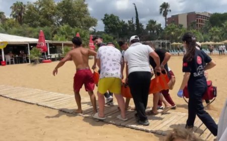 Alanya'da Boğulma Tehlikesi! Dalgalara Kapılan Tatilciyi Cankurtaranlar Son Anda Kurtardı