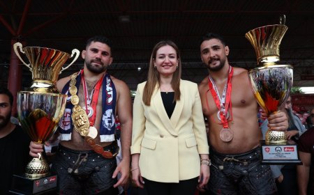 Antalya Büyükşehir'in İki Başpehlivanı Finalde Karşılaştı
