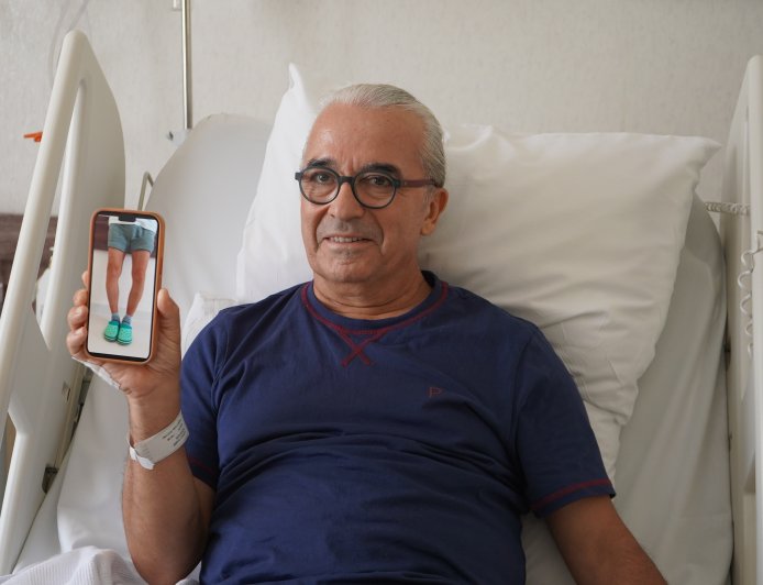 Antalya'da Yapay Zeka Destekli Çifte Diz Protezi! Sanatçı Sabri Özmener Ağrılarına Veda Etti