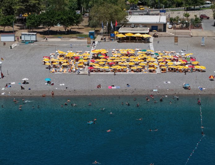 Antalya'da Hissedilen Sıcaklık 44 Dereceye Ulaştı! Konyaaltı Sahili Doldu, Belediyelerden Kritik Uyarı