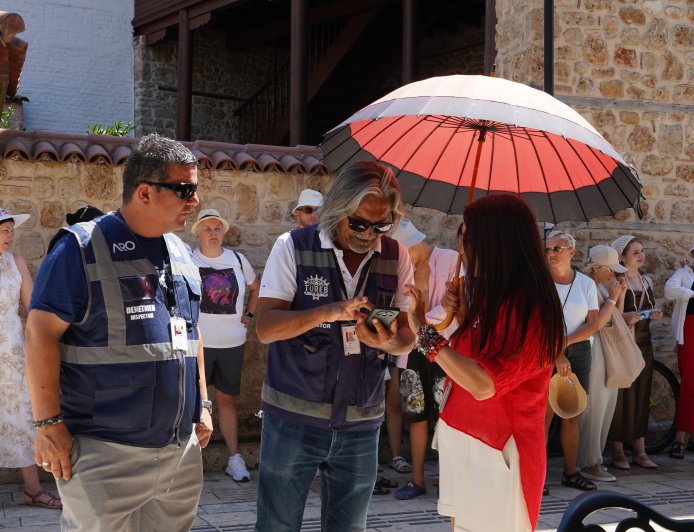 Antalya'da Kaçak Rehber Alarmı! Kokartsız Tur Yapanlara Ağır Ceza