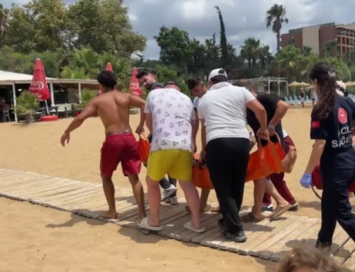 Alanya'da Boğulma Tehlikesi! Dalgalara Kapılan Tatilciyi Cankurtaranlar Son Anda Kurtardı
