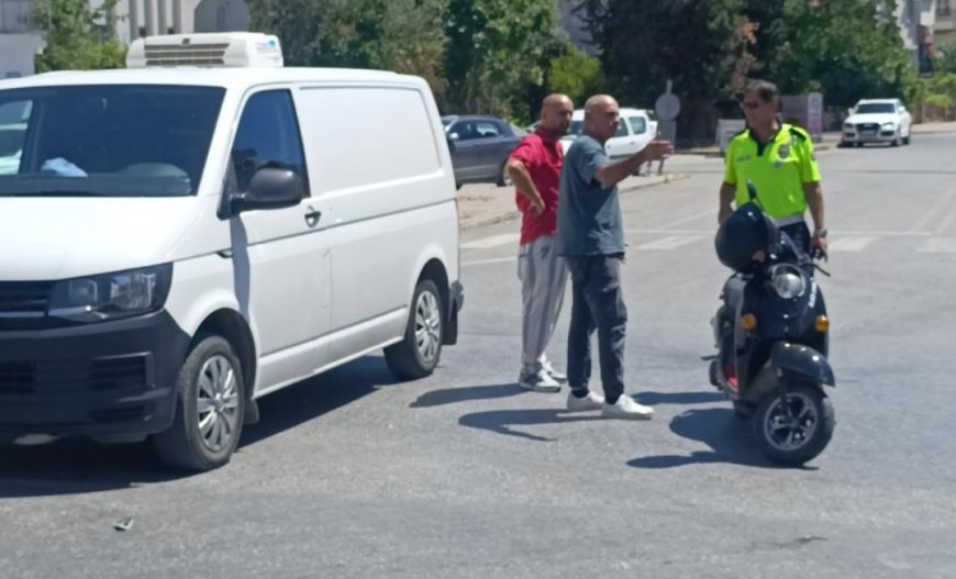 Antalya Manavgat'ta Kamyonete Çarpmamak İçin Fren Yapan Motosiklet Sürücüsü Yaralandı