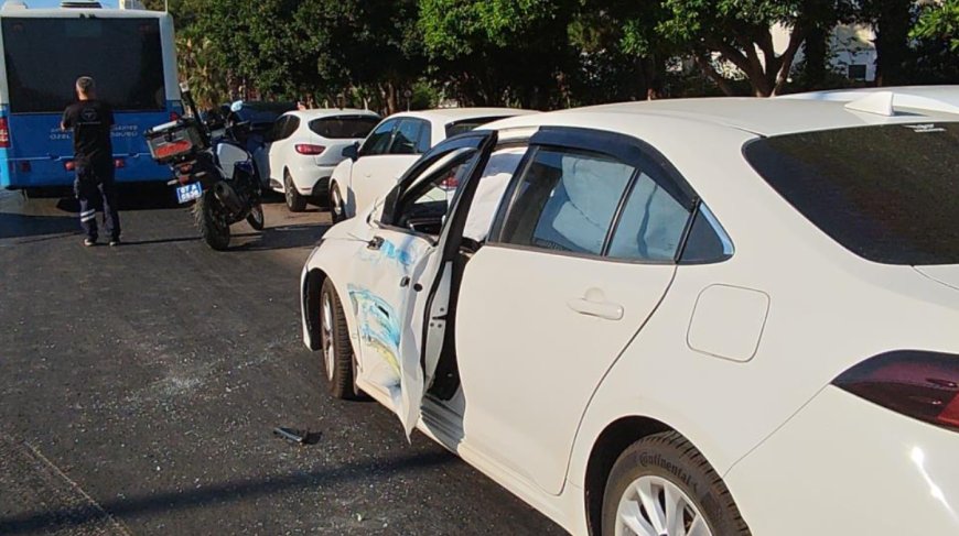 Antalya'da Halk Otobüsü ile 2 Otomobil Çarpıştı: 3 Araç Hasar Gördü
