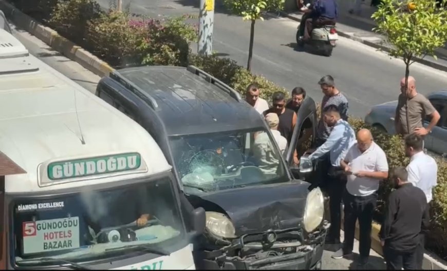Manavgat’ta Yayaya Yol Veren Minibüse Arkadan Çarptı: O Anlar Kamerada!