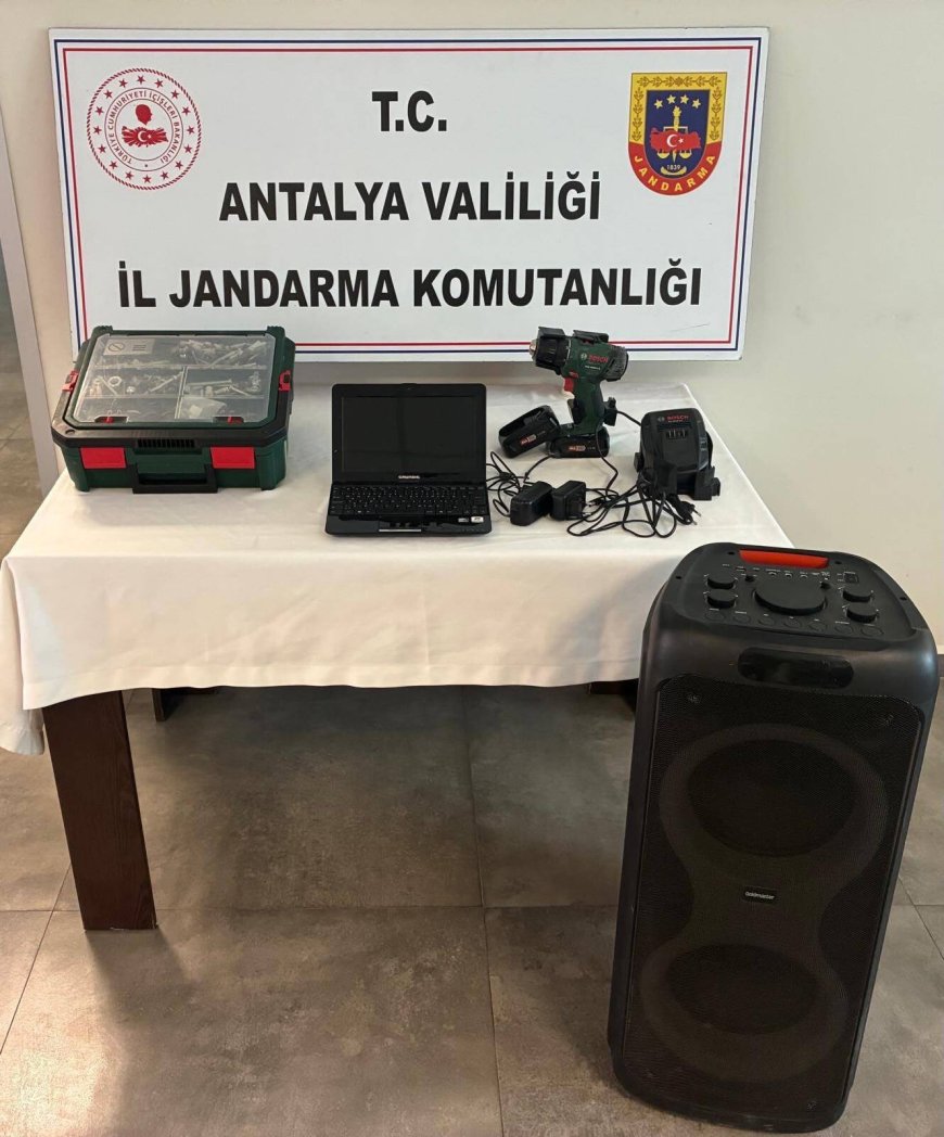 Döşemealtı'nda 6 İş Yerini Soyan Hırsız JASAT'tan Kaçamadı! Çalıntı Eşyalar Sahiplerine Teslim Edildi