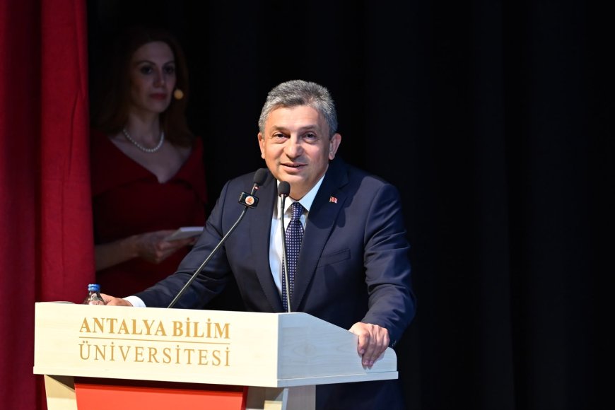 Antalya Bilim Üniversitesi'nde Mezuniyet Coşkusu! 76 Genç Diş Hekimi Mesleğe İlk Adımını Attı