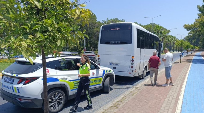 Manavgat'ta Motosiklet Otel Servisine Çarptı: 1 Yaralı