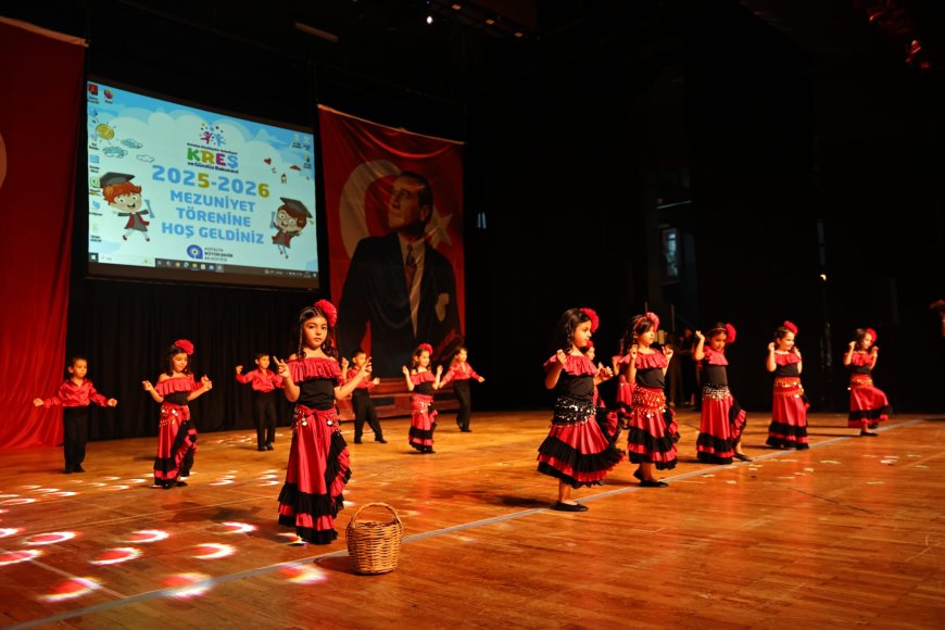 AKM'de Duygu Dolu Mezuniyet! Antalya Büyükşehir'in Minikleri Kep Attı